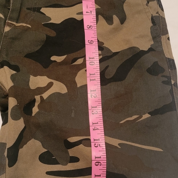 FOREVER 21 MEN CAMOUFLAGE SHORTS - Picture 9 of 10